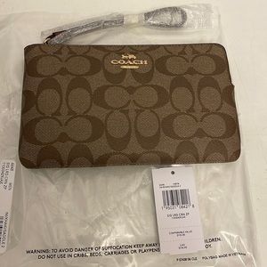 NWT Coach corner zip wristlet.